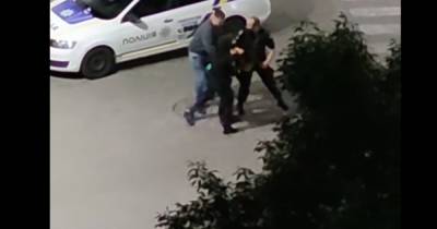 В Ровно мужчина набросился на полицейских, чтобы отбить пьяного друга (видео)
