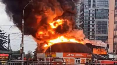 В Воронеже сгорел магазин DNS: мощнейший пожар сняли на видео