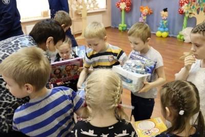 Воспитанникам мурманского центра «Берегиня» привезли подарки