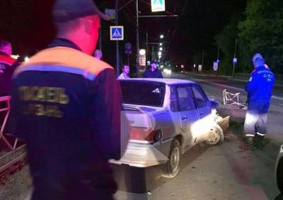 На Куйбышевском шоссе в Рязани ВАЗ-2115 снес ограждение, пассажир вылетел через лобовое стекло
