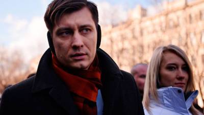 Политик Дмитрий Гудков сообщил, что в его доме проходят обыски