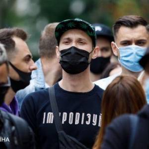 В Украине за сутки выявили более 2,1 тысяч случаев коронавируса
