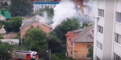 Заброшенный дом загорелся в центре Воронежа