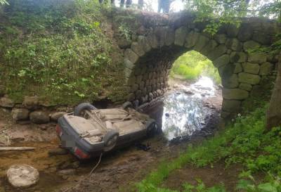 В Тверской области водитель легковушки погиб, рухнув на машине со старинного моста
