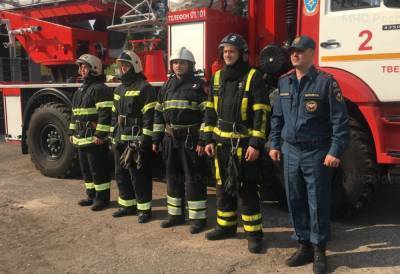 В Твери пожарные спасли из горевшей квартиры четверых взрослых и ребенка