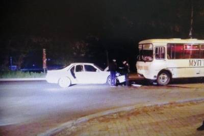 В Хабаровске ночью автобус врезался в Nissan Skyline