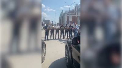 Азербайджанцы устроили митинг в Новосибирске после гибели задержанного