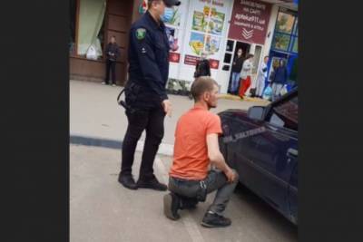 "Съехала кукуха": в Харькове неадекват ломился в чужое авто, требуя выпустить человека из багажника