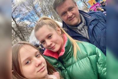 В День защиты детей губернатор Любимов опубликовал фото с дочками