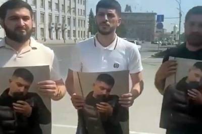 В центре Новосибирска азербайджанцы провели акцию памяти застреленного 19-летнего соотечественника