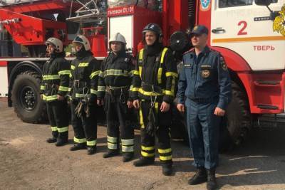 Тверские пожарные спасли из горящей квартиры пятерых человек