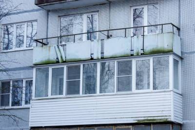 Мужчина выпал с балкона на 4 этаже в Пскове