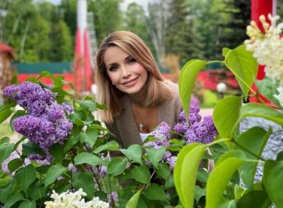 Ольга Орлова в переливающемся костюме и чалме поужинала в саду орхидей