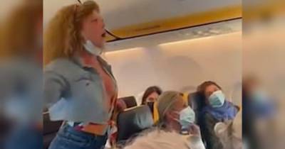 Італійка влаштувала скандал і бійку на борту літака через вимогу надіти маску — відео