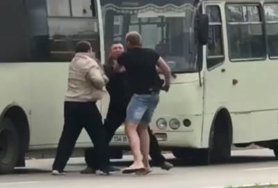 В Киеве водители маршруток устроили драку, видео потасовки: "Не поделили остановку"