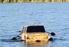 Раскрыт секрет плавающего в пруду в Донецке автомобиля