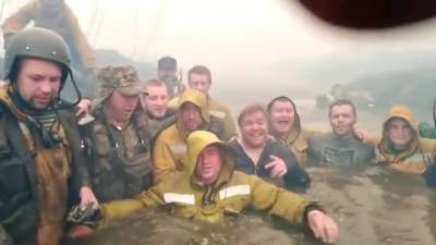 "Выжили!": пожарные спрятались в реке от огня и сняли себя на видео