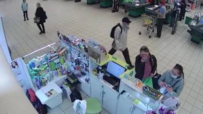 Видео: девушка открыто похитила товар с прилавка на Выборгском шоссе