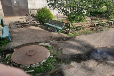 Зловонная лужа, вытекшая из канализации, оказалась под ногами жителей Тверской области