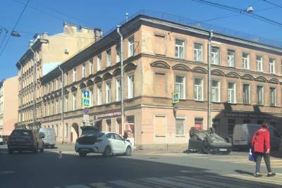 Три автомобиля столкнулись в Петербурге, один перевернулся на крышу