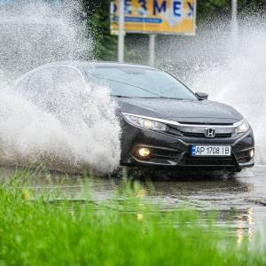 Улицы Запорожья затопил сильный ливень: движение транспорта затруднено. Фото. Видео