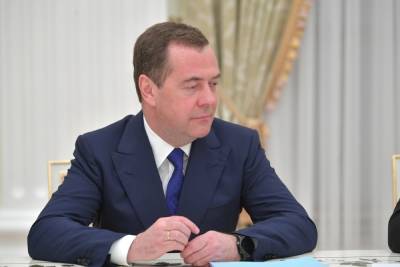 Медведев назвал справедливой маркировку СМИ - иностранных агентов