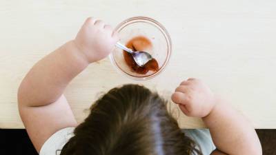 Ожирение становится проблемой: эксперт рассказал, как отвадить детей от сладкого