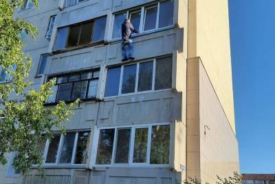 В Кургане спасли мужчину, который повис на балконе третьего этажа