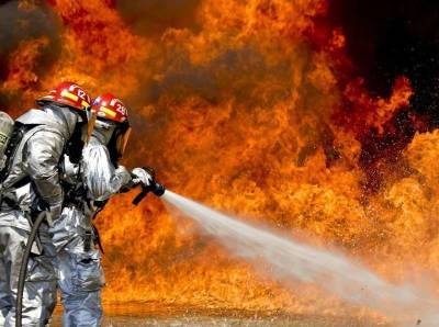 В Свердловской области пожарные десантники спаслись от огня в реке: «Две минуты назад чуть не сдохли!»