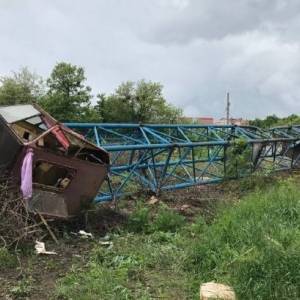 В результате падения крана в Черновцах пострадал мужчина
