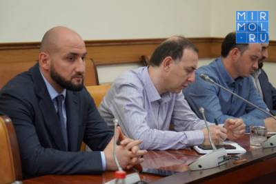 Абдулмуслим Абдулмуслимов - В правительстве РД обсудили меры по стабилизации цен на сахар и подсолнечное масло - mirmol.ru