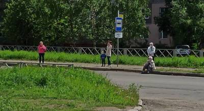 "Нанотехнологии в действии": ярославские пенсионеры ждут транспорта, сидя на бордюре