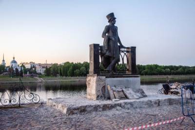 В Твери начались работы у памятника Пушкину