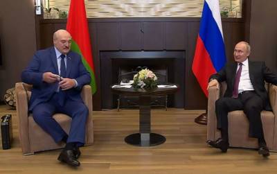 Стало известно, что в чемоданчике Лукашенко при встрече передал Путину