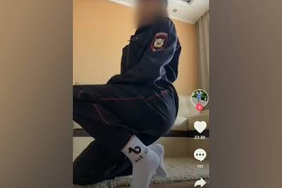 Российскую блогершу задержали за танцы в полицейской форме