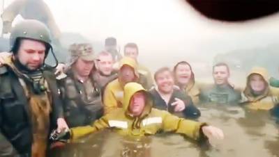 Появилось видео спасения тюменских пожарных в водоеме