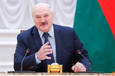 Лукашенко раскрыл содержимое взятого на встречу с Путиным чемодана