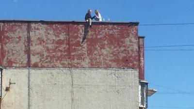 Тюменцы волнуются за детей, распивающих алкоголь на крыше