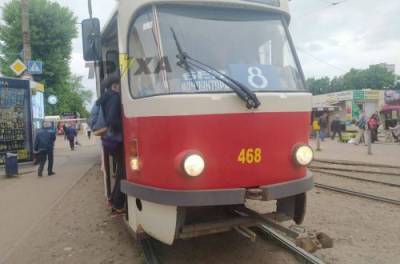 «Дать тебе по роже, м*дак»: в Харькове водитель трамвая требовал оплату с полицейского. ВИДЕО