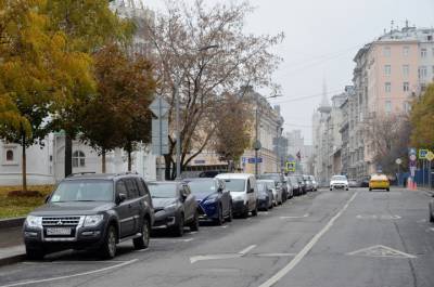 Неизвестный похитил из припаркованного в центре Москвы Porsche 350 тысяч рублей