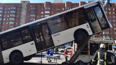 Власти Петербурга рассказали о причине ДТП с автобусом, повисшим на столбе