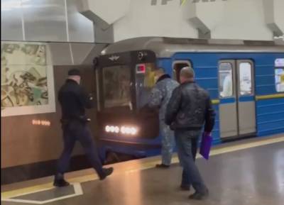В метро Харькова мужчина бросился под поезд: жуткий момент попал на видео