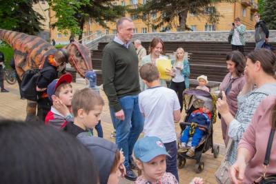 Александр Козловский организовал праздник для детей из Великих Лук