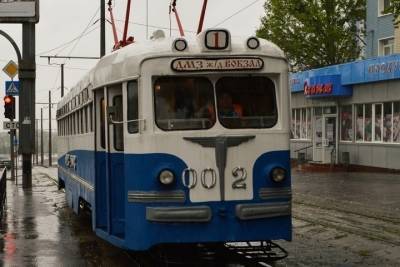 Ретро-трамвай в честь праздника катает детей по Донецку: ФОТО
