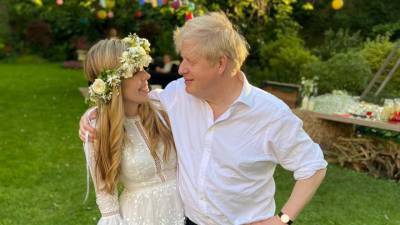 Невеста Бориса Джонсона арендовала для свадьбы платье за пять тысяч рублей