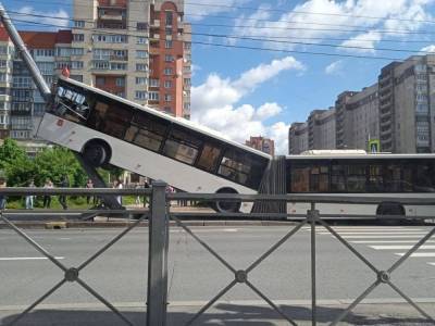 Власти Петербурга назвали причину ДТП с автобусом, повисшем на фонарном столбе