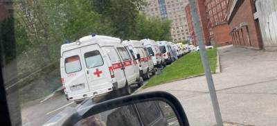 В Петербурге у Покровской больницы выстроились автомобили скорой помощи