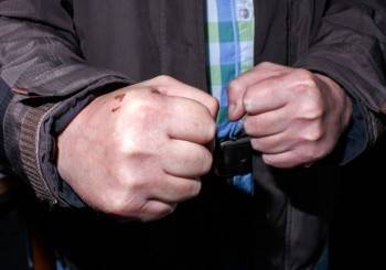 В Соколе 34-летний мужчина атаковал полицейских и попал под суд
