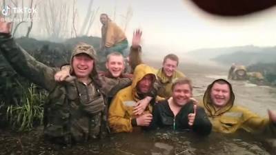 Десантники спаслись от лесного пожара в водоеме в Тюменской области