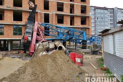 В Черновцах при строительстве дома рухнул кран, водитель в реанимации
